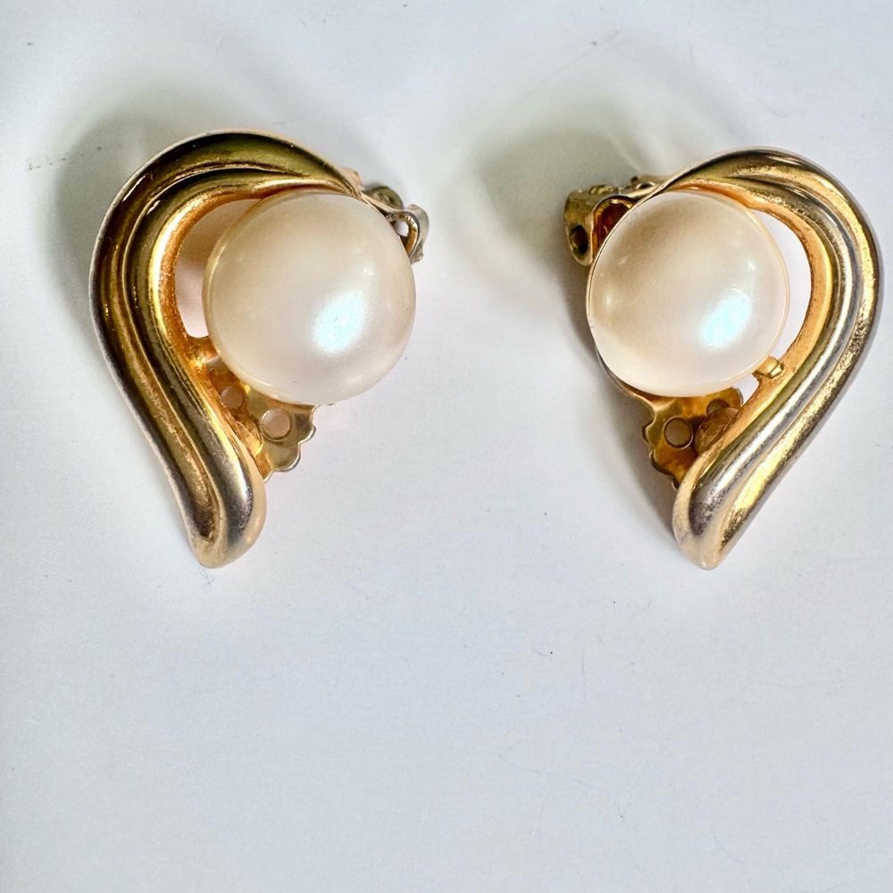 Vintage signed Doria Gold and Pearl Clip-On Earrings